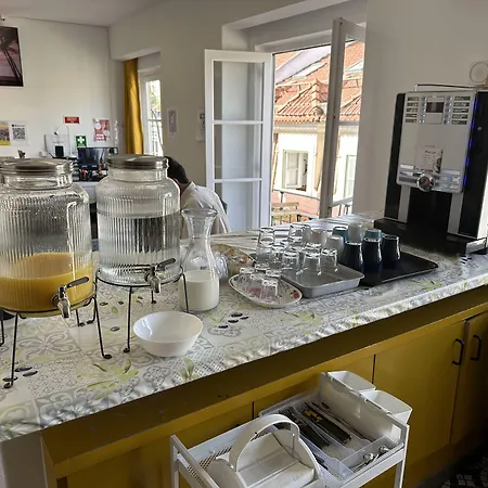 비스타스 드 리스보아 호스텔 *